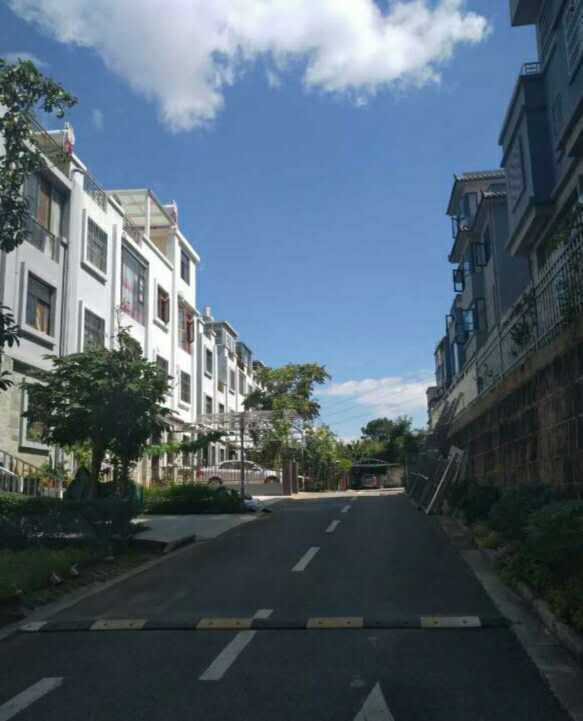 5室2厅 | 低层(共1层) | 南北通透 | 建筑年代:2000 山水龙庭 楚雄市